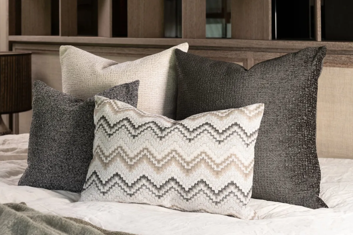 Best XOOON BeautiQ - Lush kussen 40x60cm in de kleur Antraciet