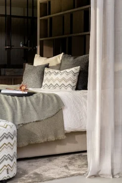 Online XOOON BeautiQ - Lush poef - rond 42 cm in de kleur Olijf - COCOmaison