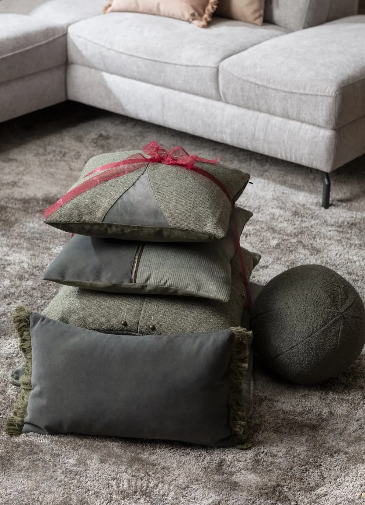 Discount XOOON Timeless Aria kussen 45x45cm in de kleur Olijf - COCOmaison