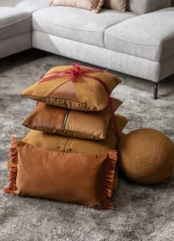 Online XOOON Timeless Mila kussen 30x50cm in de kleur Geel - COCOmaison