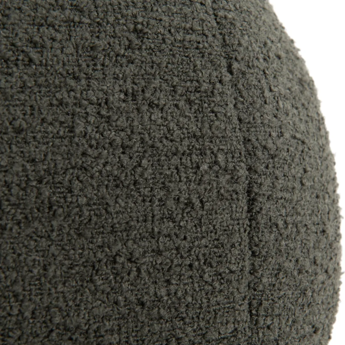 New XOOON Timeless Scott kussen dia 25cm in de kleur Olijf - COCOmaison