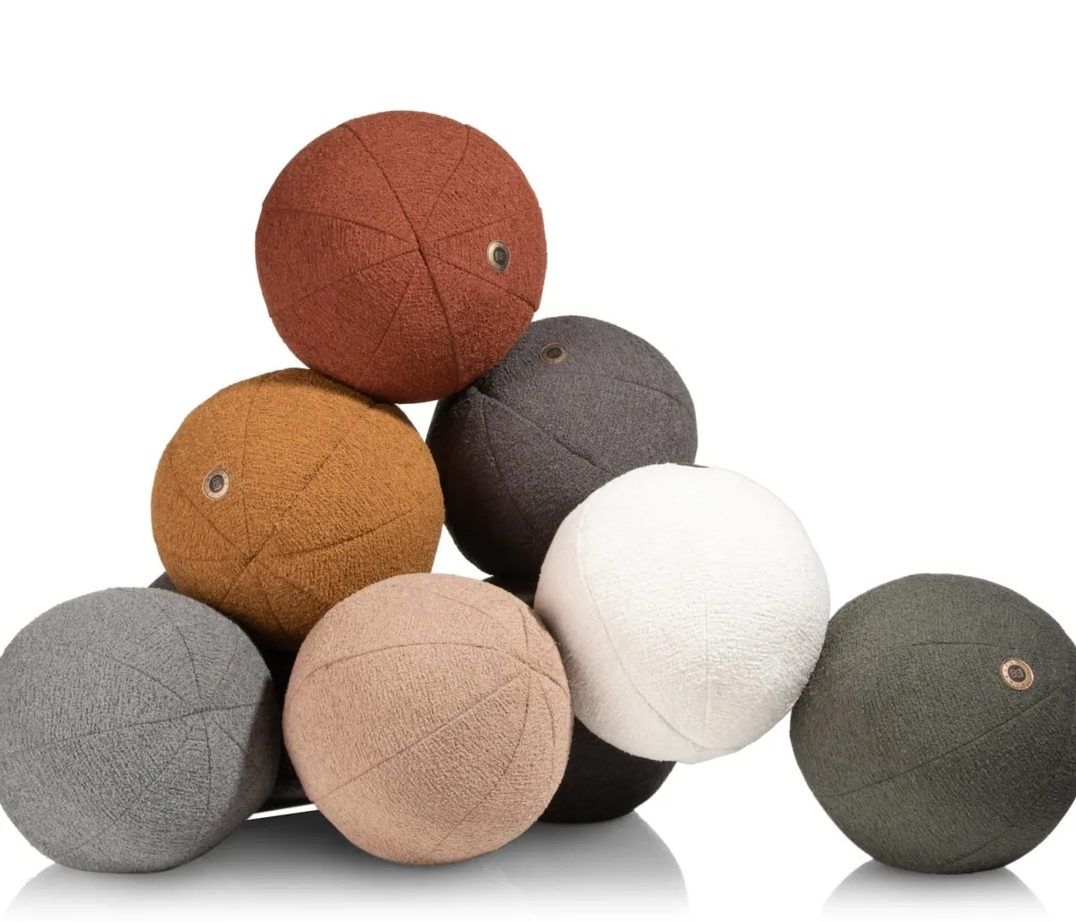 New XOOON Timeless Scott kussen dia 25cm in de kleur Olijf - COCOmaison