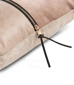 Online XOOON Timeless Sofia kussen 45x45cm in de kleur Camel - COCOmaison